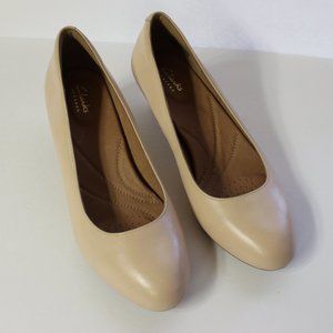 NWOB CLARK'S HEAVENLY SHINE NUDE DRESS PUMP SZ 8.5